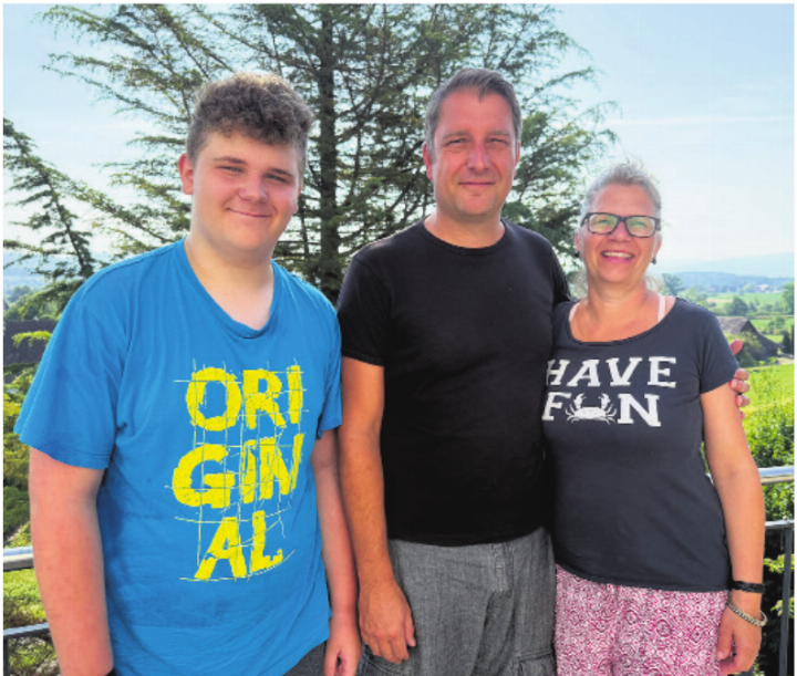 Die Familie Schärer: Jens (13), Urs und Cornelia. Auf dem Bild fehlt der 16-jährige Sohn Jan. Fotos: rah Die Familie Schärer: Jens (13), Urs und Cornelia. Auf dem Bild fehlt der 16-jährige Sohn Jan. Fotos: rah