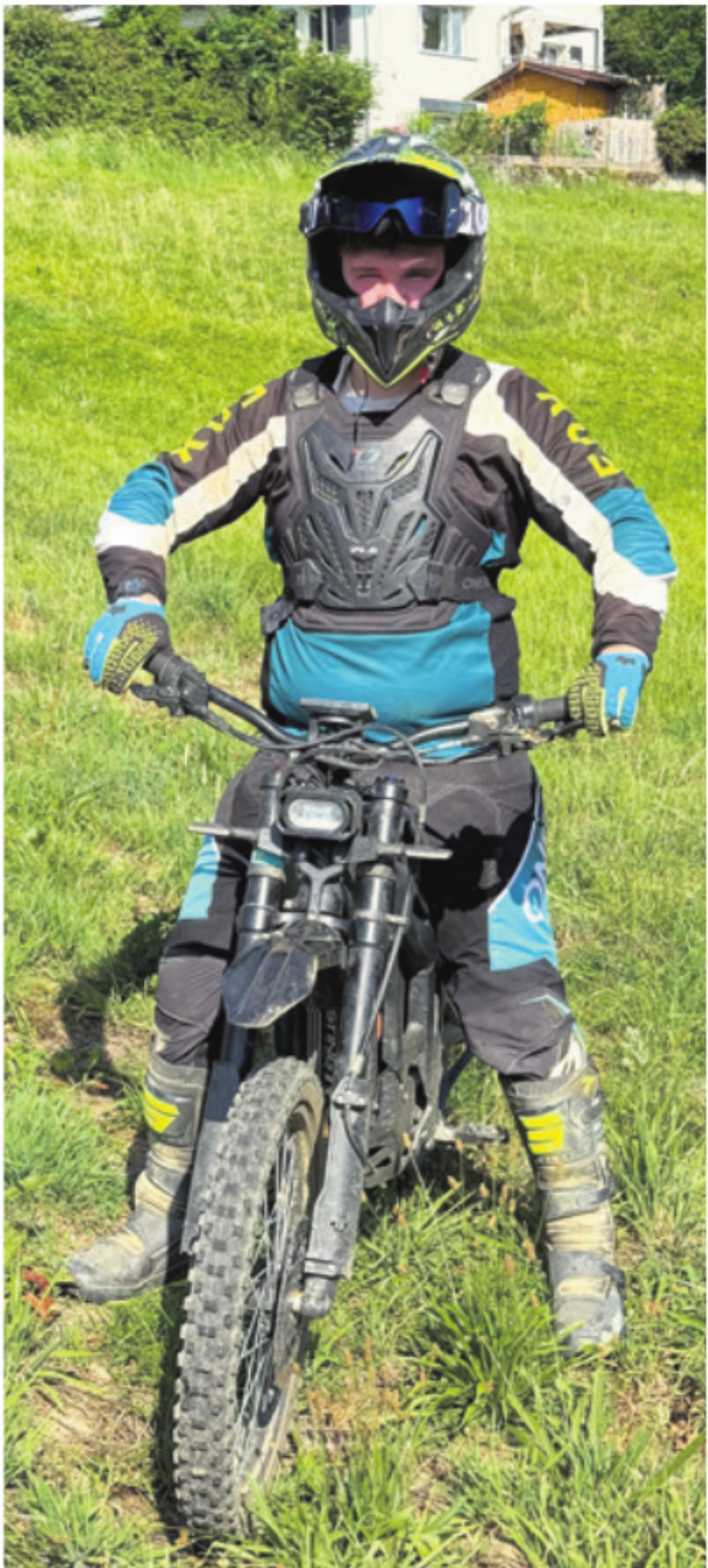 Jens Schärer in Montur und mit Elektro-Dirtbike bei der besagten Wiese. Aktuell darf er darauf nicht fahren. Jens Schärer in Montur und mit Elektro-Dirtbike bei der besagten Wiese. Aktuell darf er darauf nicht fahren.