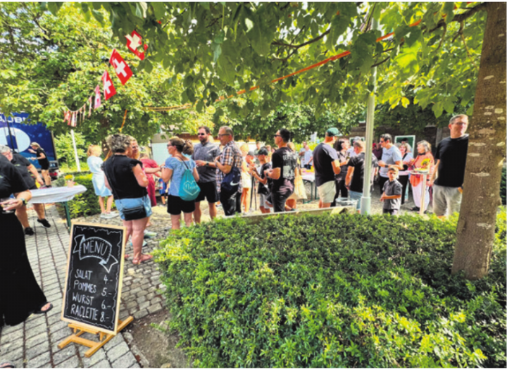 Das herrliche Sommerwetter lockte bereits ab 17 Uhr zum offerierten Apéro zahlreiche Gäste auf das Festgelände. Foto: zVg Das herrliche Sommerwetter lockte bereits ab 17 Uhr zum offerierten Apéro zahlreiche Gäste auf das Festgelände. Foto: zVg