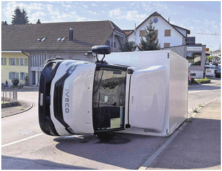 In Buttwil verlor der Fahrer eines Lieferwagens die Kontrolle. Foto: zVg