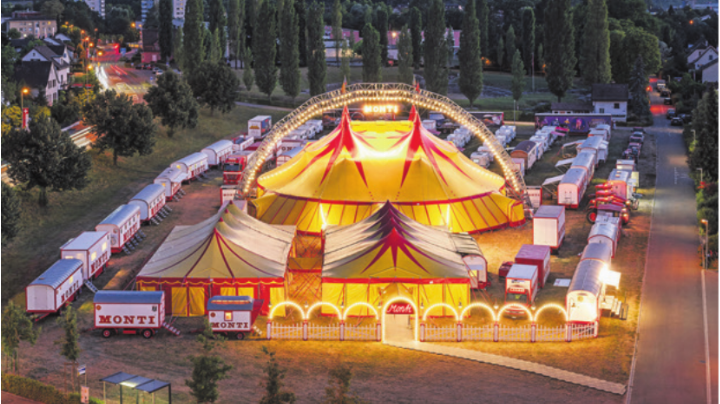 Der Circus Monti ist wieder auf Tournée und entführt mit der neuen Inszenierung «Poussière d’étoiles» auf eine artistische Reise. Foto: zVg
