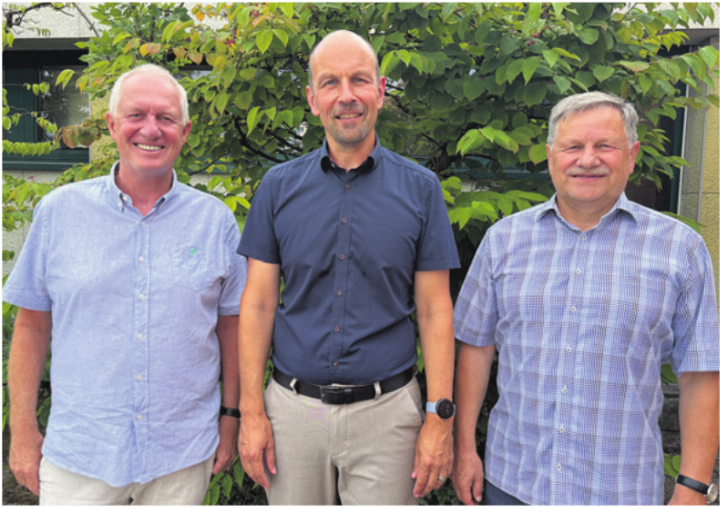 Haben über die geplante Deponieerweiterung in Oberrüti informiert: Dieter Greber von der Deponie Freiamt AG, Gemeindeammann Urban Stenz und Josef Wanner vom Planungsbüro ilu AG (von links). Foto: rah Haben über die geplante Deponieerweiterung in Oberrüti informiert: Dieter Greber von der Deponie Freiamt AG, Gemeindeammann Urban Stenz und Josef Wanner vom Planungsbüro ilu AG (von links). Foto: rah