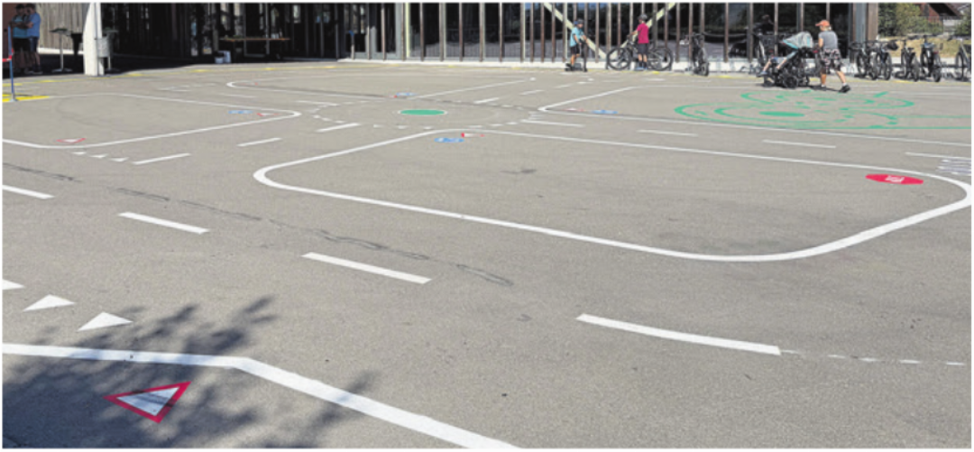 Hier können auf spielerische Art und Weise die Verkehrsregeln geübt werden: Der neue Verkehrsgarten auf dem Pausenplatz der Schule Auw. Hier können auf spielerische Art und Weise die Verkehrsregeln geübt werden: Der neue Verkehrsgarten auf dem Pausenplatz der Schule Auw.