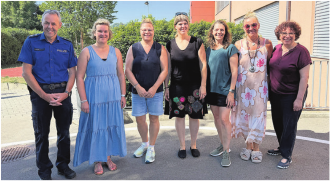 Haben sich für den neuen Lern- und Begegnungsort eingesetzt: Verkehrsinstruktor bei der Regionalpolizei Muri Harald Hirzel, vom Elternrat: Kathrin Eichenberger, Eveline Duss, Lilian Huwiler und Tamara Vogels, die Schulleiterin Susanne Portmann und Gemeindeammann Marlis Villiger. Haben sich für den neuen Lern- und Begegnungsort eingesetzt: Verkehrsinstruktor bei der Regionalpolizei Muri Harald Hirzel, vom Elternrat: Kathrin Eichenberger, Eveline Duss, Lilian Huwiler und Tamara Vogels, die Schulleiterin Susanne Portmann und Gemeindeammann Marlis Villiger.