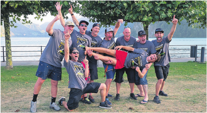 Das Team rund um den Weltrekord: Moses Dukes, Adrian Baumann, Marlo Rigert, Markus Bucheli, Claudio Vollenweider, Patrick Meier, Tom Landwing, Eric Baumann. In der Mitte liegend der Pilot Robin Steiner. Foto: zVg Das Team rund um den Weltrekord: Moses Dukes, Adrian Baumann, Marlo Rigert, Markus Bucheli, Claudio Vollenweider, Patrick Meier, Tom Landwing, Eric Baumann. In der Mitte liegend der Pilot Robin Steiner. Foto: zVg