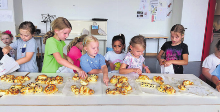 Die Kinder beim Zopftierli backen.