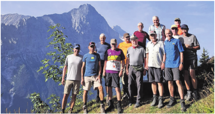 Daniel Rohmann Die Männerriege vor herrlichem Alpenpanorama. 
Foto: zVg