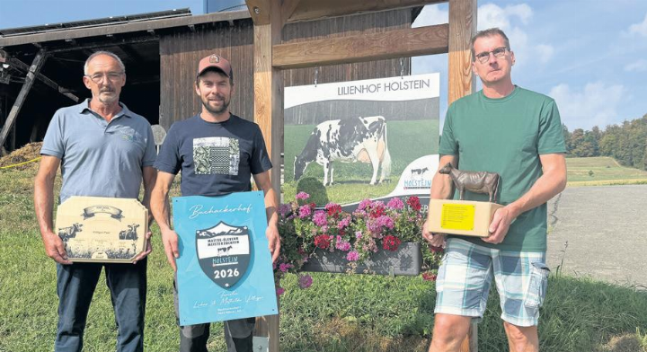 Die Geehrten: Paul Villiger für eine Kuhfamilie mit aussergewöhnlichen Lebensleistungen, Lukas Villiger ist Meisterzüchter 2026 und Daniel Heeb ist der Besitzer der Holstein-Kuh des Jahres (von links). Auf dem Bild zwischen den Preisträgern ist die Higins zu sehen. Foto: zVg
