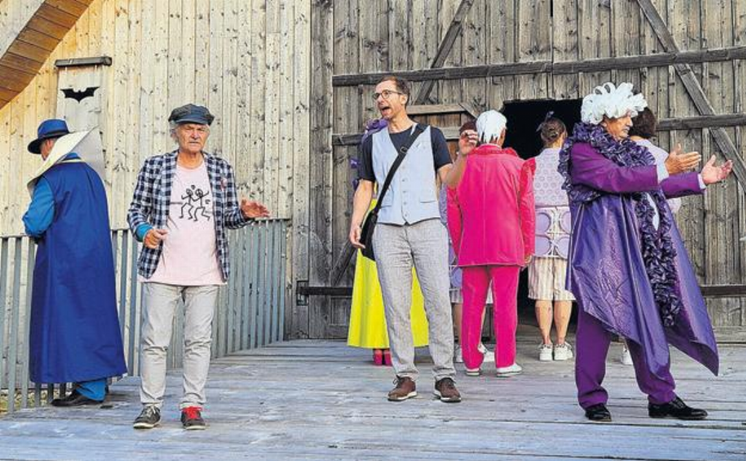 Der «Schagg» und der Dorfhistoriker Bissig auf der Suche nach Antworten. Die Schauspielenden in den Kostümen von Eva Butzkies. Der «Schagg» und der Dorfhistoriker Bissig auf der Suche nach Antworten. Die Schauspielenden in den Kostümen von Eva Butzkies.