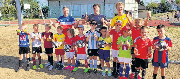 Unser Trainerteam Bruno, Jonas und Mike (von links) mit den glücklichen FZC-Juniorinnen und Junioren. Foto: zVg