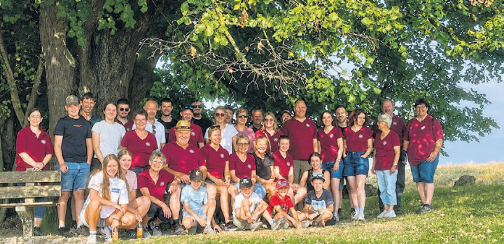 Gruppenfoto vor der rund 800-jährigen Linner Linde. Foto: zVg