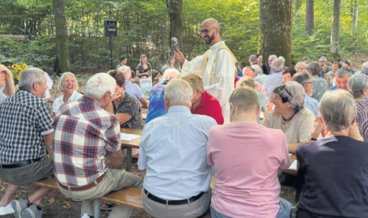 Gottesdienst im Auwer Wald. Foto: zVg