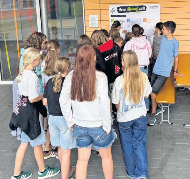 Der Gemeinderat nutzte die Gelegenheit, direkt mit den Jugendlichen ins Gespräch zu kommen. Foto: zVg
