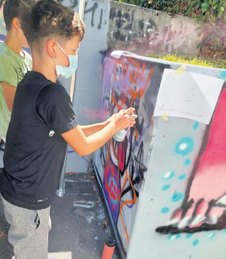 Graffiti Workshop vor dem Jugendtreff am 7. August. Foto: zVg