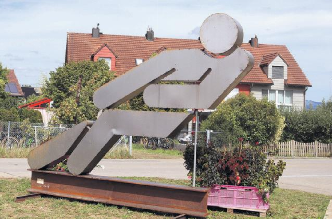 Für dieses Turnier hat Marc Villiger aus Reussegg mit drei weiteren Personen diesen metallenen Seilzieher geschaffen. Für dieses Turnier hat Marc Villiger aus Reussegg mit drei weiteren Personen diesen metallenen Seilzieher geschaffen.