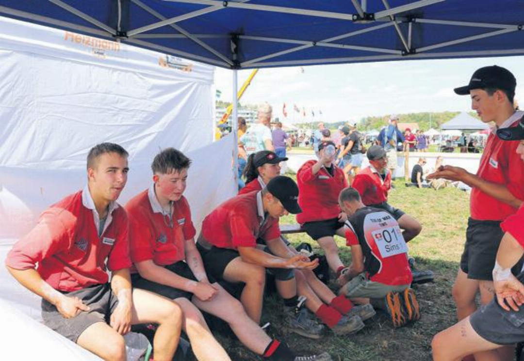 Im Sinser-Team-Zelt wird gerade Pause gemacht. Noch ist nichts entschieden. Die Pausensnacks sind Orangenschnitze, Salzstängeli und viel Wasser. Fotos: ci Im Sinser-Team-Zelt wird gerade Pause gemacht. Noch ist nichts entschieden. Die Pausensnacks sind Orangenschnitze, Salzstängeli und viel Wasser. Fotos: ci