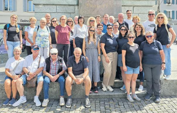 Gruppenfoto vor dem Denkmal Wilhelm Tell in Altdorf. Foto: zVg