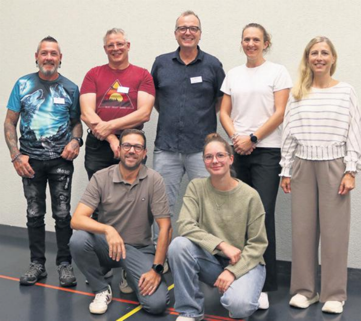 Das Projektteam: Hauswart Hannes Badertscher, für die Eltern Matthias Hunziker, Gemeinderat Adrian Bachmann, Schulleiterin Eva Trost, für die Schule Dominique Schäfer. Vorne knieend der Projektleiter und Sprecher für die Nachbarn Fabian Züger sowie Nora Stocker als Stimme für die Jugend (von links). Die Seniorenvertreterin Beatrice Spiess war abwesend. Foto: ci
