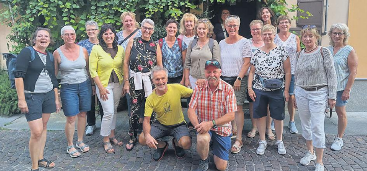 Die Frauenriege mit Chauffeur Jöggu (rechts) und Pastakoch Roberto. Foto: zVg Die Frauenriege mit Chauffeur Jöggu (rechts) und Pastakoch Roberto. Foto: zVg