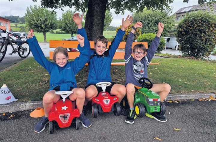 Gewinner des Bobbycar-Rennens: 1. Fabian , 2. Julia, 3. Nando. Fotos: zVg
