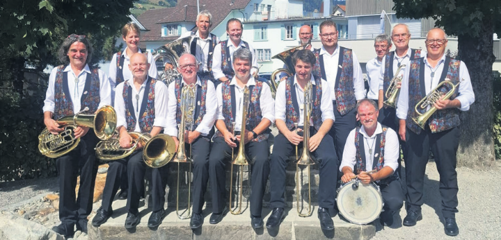 Die Rüter Dorfspatzen posieren beim Schweizerischen Blaskapellentreffen fürs Erinnerungsfoto. Foto: zVg