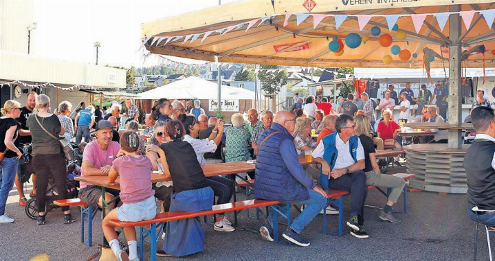 Das perfekte Festwetter lockte zahlreiche Besucherinnen und Besucher ins Dorfzentrum. Foto: ci Das perfekte Festwetter lockte zahlreiche Besucherinnen und Besucher ins Dorfzentrum. Foto: ci