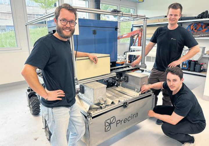 Mario Steinger, Joël Rüttimann, Marius Gächter (von links) mit ihrem Jätroboter in der Werkstatt. Foto: zVg Mario Steinger, Joël Rüttimann, Marius Gächter (von links) mit ihrem Jätroboter in der Werkstatt. Foto: zVg