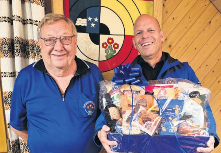 Die zwei Gewinner: Hans Huwiler, Glückstich und Peter Huber, Chilbimeister (von links). Foto: zVg