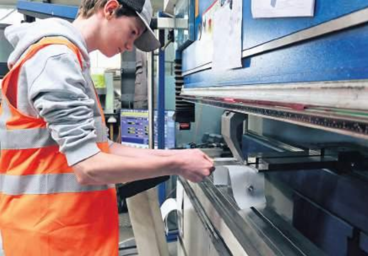 Andreas war mutig und wagte sich an die grosse Maschine. Fotos: ci Andreas war mutig und wagte sich an die grosse Maschine. Fotos: ci