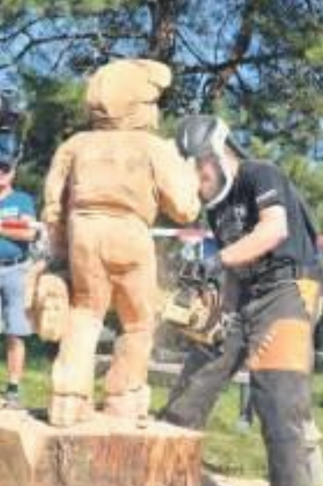 Aus einem Rundholz entsteht ein Forstarbeiter samt Motorsäge. Aus einem Rundholz entsteht ein Forstarbeiter samt Motorsäge.