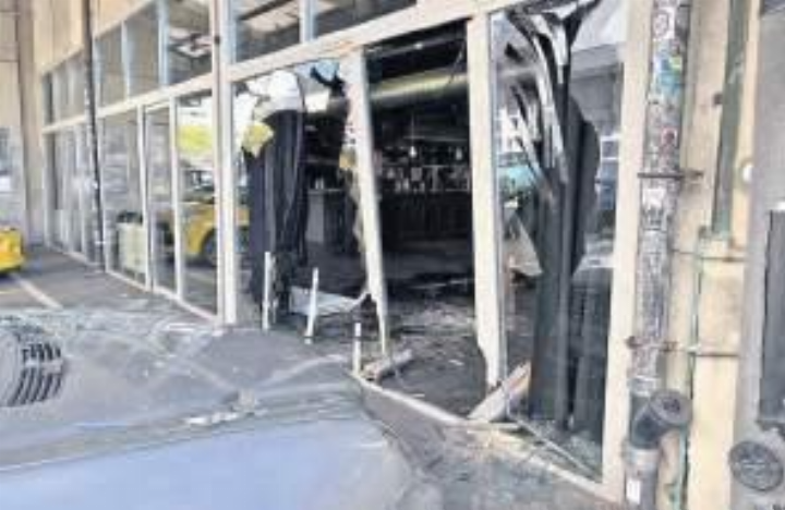 Autofahrer prallt in die Fensterfront eines Kulturlokals in Aarau. Foto: zVg