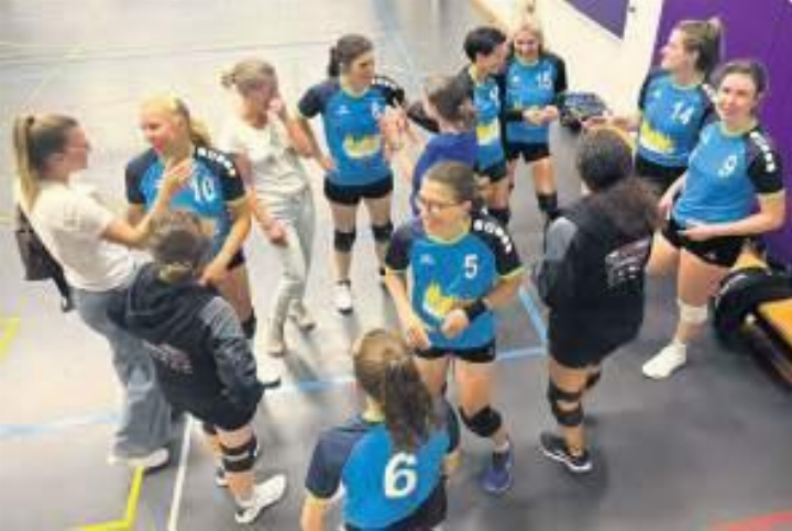 Freude nach dem Cup-Spiel: Die Spielerinnen des Volleyballclubs Dietwil feiern mit ihren Unterstützerinnen den Fünfsatzsieg gegen Steinhausen. Foto: zVg