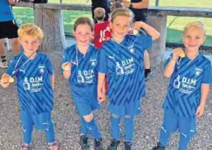 Stolz zeigen die Kinder ihre Medaillen. Foto: zVg