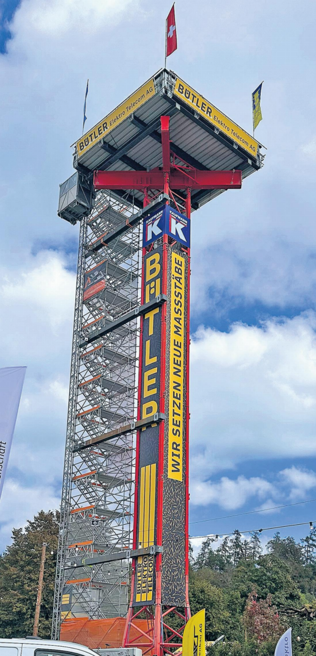 Schwindelfreie konnten mit dem Lift auf die Plattform des Bütler Towers und dort die Aussicht geniessen. Schwindelfreie konnten mit dem Lift auf die Plattform des Bütler Towers und dort die Aussicht geniessen.