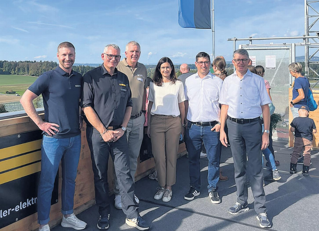 31 Meter über der «muri2026» auf dem Aussichtsturm: Kilian Küng (Küng Haustechnik Beinwil GmbH), Lukas Bättig (Bütler Elektro Telecom AG), Peter Henggeler (Erni Holzbau AG), Regierungsratskandidatin Maja Riniker, Grossrat Stefan Huwyler und FDP-Bezirksparteipräsident Tobias Knecht (von links). Foto: zVg 31 Meter über der «muri2026» auf dem Aussichtsturm: Kilian Küng (Küng Haustechnik Beinwil GmbH), Lukas Bättig (Bütler Elektro Telecom AG), Peter Henggeler (Erni Holzbau AG), Regierungsratskandidatin Maja Riniker, Grossrat Stefan Huwyler und FDP-Bezirksparteipräsident Tobias Knecht (von links). Foto: zVg