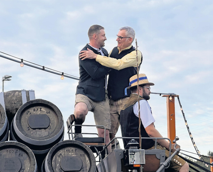 Gemeinsam fuhren sie im Sechsspänner vor und eröffneten das Jubiläumsfest. Kilian Küng und Lukas Bättig (von links). Fotos: ci Gemeinsam fuhren sie im Sechsspänner vor und eröffneten das Jubiläumsfest. Kilian Küng und Lukas Bättig (von links). Fotos: ci