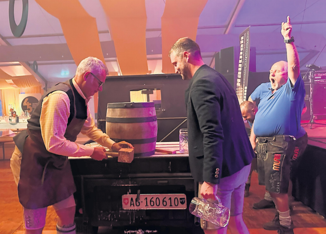 Der typische Oktoberfeststreich: Bättig schlägt den Zapfhahn ein, Küng steht mit dem Mass-Krug bereit und Burkart schreit: «Ozapft is!» Der typische Oktoberfeststreich: Bättig schlägt den Zapfhahn ein, Küng steht mit dem Mass-Krug bereit und Burkart schreit: «Ozapft is!»