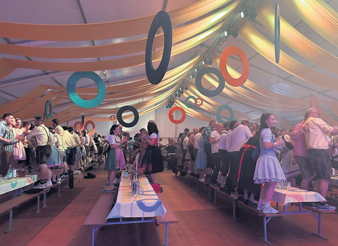 Eine heitere Oktoberfeststimmung im Löwen-Zelt der Muri26. Die grosse Mehrheit der Gäste kam in Traditionskleidung. Eine heitere Oktoberfeststimmung im Löwen-Zelt der Muri26. Die grosse Mehrheit der Gäste kam in Traditionskleidung.