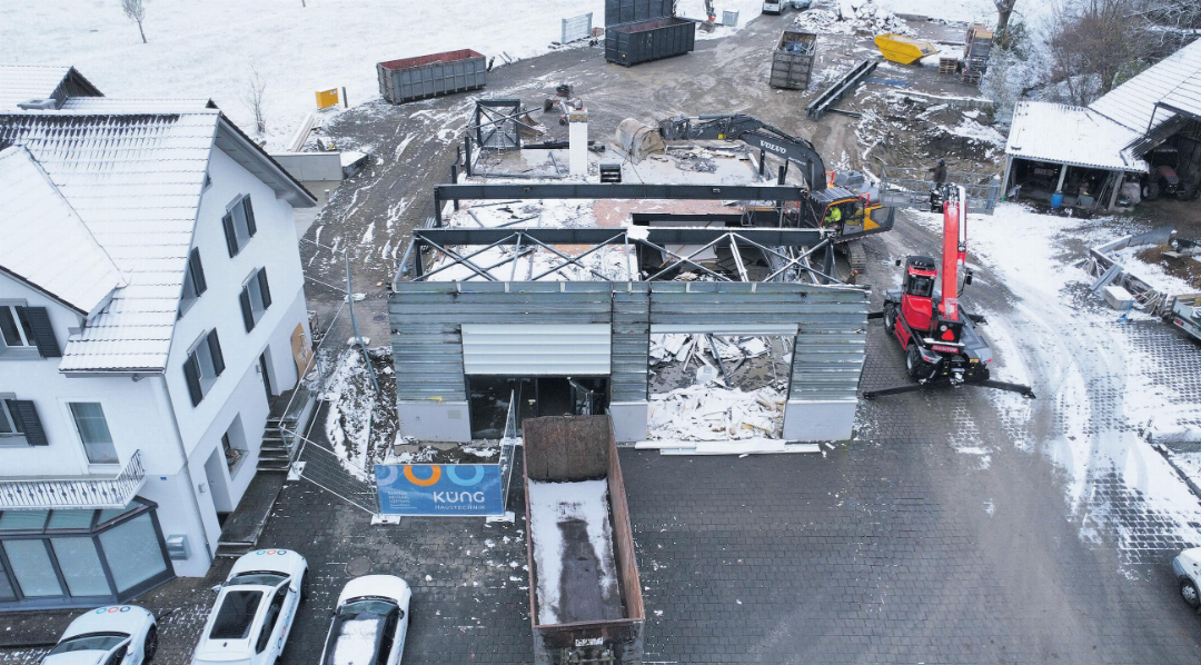 Die alte Lagerhalle wird abgerissen. Hier entsteht das neue Firmengebäude. Die alte Lagerhalle wird abgerissen. Hier entsteht das neue Firmengebäude.