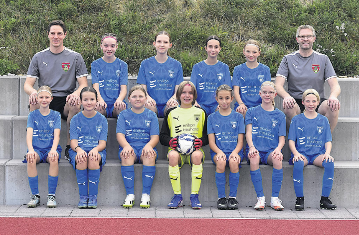 FF-14-Juniorinnen mit Coaches Walter Furrer und Stefan Vollenweider. Foto: zVg FF-14-Juniorinnen mit Coaches Walter Furrer und Stefan Vollenweider. Foto: zVg