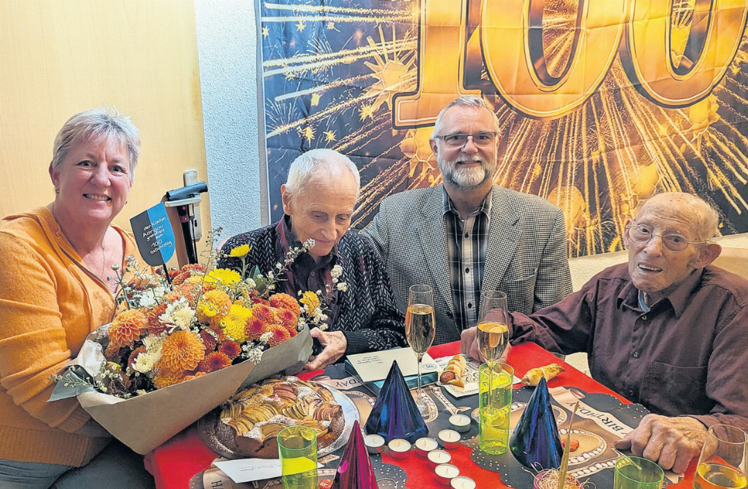 Zum 100. Geburtstag gratulierten auch die Gemeinderätin Hanna Hoenig sowie Gemeindeammann Oliver Stöckli. Rechts im Bild der 93-jährige Alfred Huwiler. Foto: zVg Zum 100. Geburtstag gratulierten auch die Gemeinderätin Hanna Hoenig sowie Gemeindeammann Oliver Stöckli. Rechts im Bild der 93-jährige Alfred Huwiler. Foto: zVg