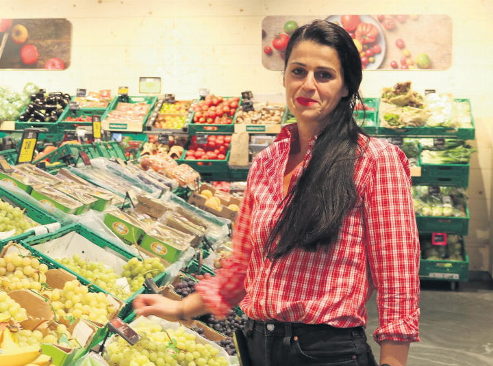 Das Team um Geschäftsführerin Gjejlan Farinha heisst die Kunden in der modernisierten Coop-Verkaufsstelle herzlich willkommen. Fotos: ci Das Team um Geschäftsführerin Gjejlan Farinha heisst die Kunden in der modernisierten Coop-Verkaufsstelle herzlich willkommen. Fotos: ci