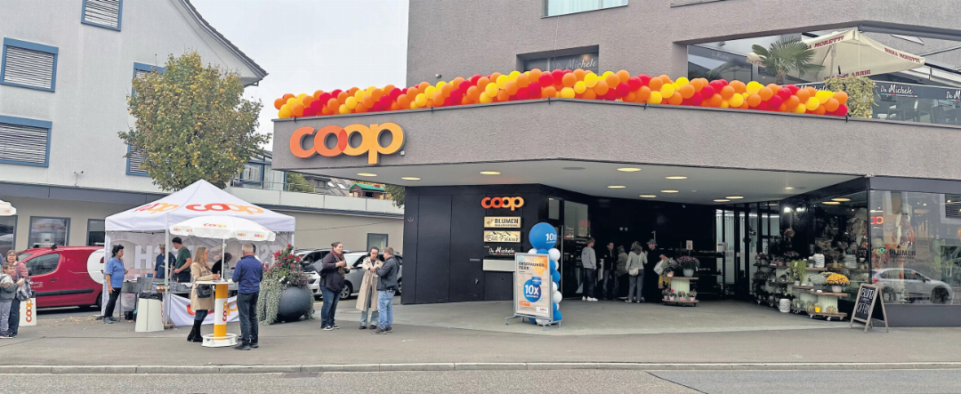 Zahlreiche Besuchende kamen an die Eröffnungstage des Coop-Supermarktes in Sins. Zahlreiche Besuchende kamen an die Eröffnungstage des Coop-Supermarktes in Sins.
