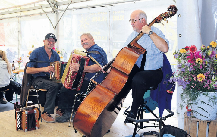 Lüpfige Musik begleitete die Gäste im Festzelt. Hier das Örgeli-Trio Birrer-Portmann. Lüpfige Musik begleitete die Gäste im Festzelt. Hier das Örgeli-Trio Birrer-Portmann.
