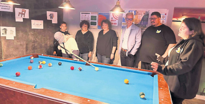 An den Freitagabendtreffs nehmen im Durchschnitt 15 bis 45 Jugendliche teil. Nach dem Info-Anlass zeigten sie den Gemeinderäten, wie Billard geht. Foto: ci An den Freitagabendtreffs nehmen im Durchschnitt 15 bis 45 Jugendliche teil. Nach dem Info-Anlass zeigten sie den Gemeinderäten, wie Billard geht. Foto: ci