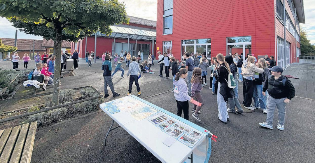 Pausenplatzbesuch der Jugendarbeit beim Schulhaus Letten. Foto: zVg Pausenplatzbesuch der Jugendarbeit beim Schulhaus Letten. Foto: zVg