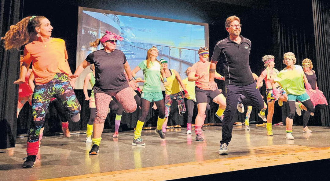 Auch die Ü35-Frauen und -Männer gaben Gas mit ihrer Show. Auch die Ü35-Frauen und -Männer gaben Gas mit ihrer Show.