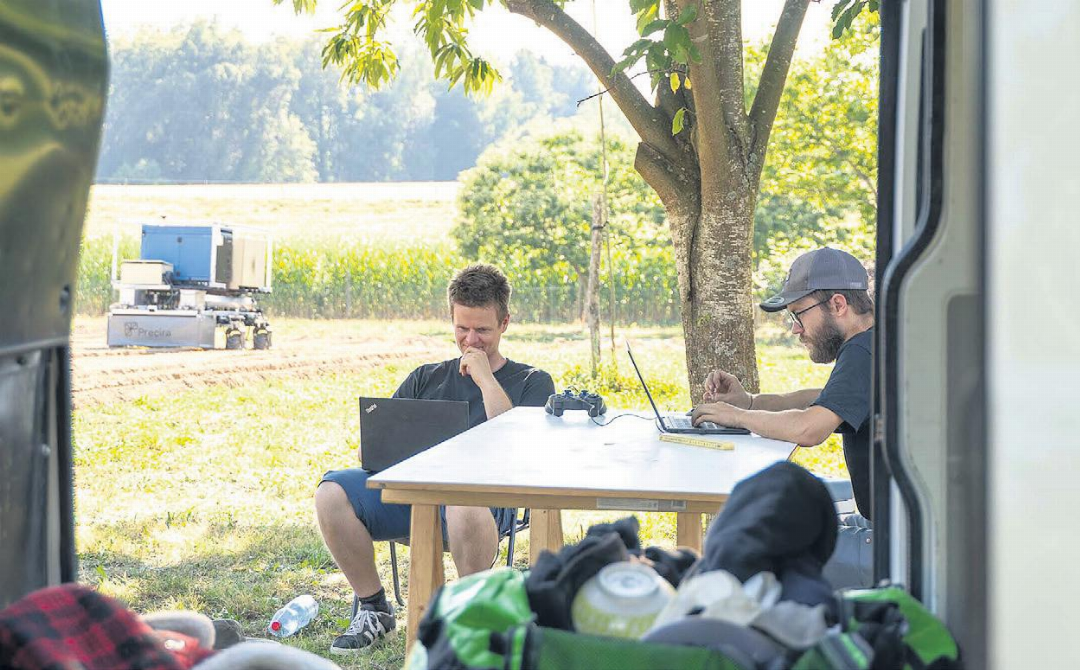 Start-up-Mentalität: Diesen Sommer haben Marius und Mario oft direkt neben dem Feld geschlafen und programmiert. Start-up-Mentalität: Diesen Sommer haben Marius und Mario oft direkt neben dem Feld geschlafen und programmiert.