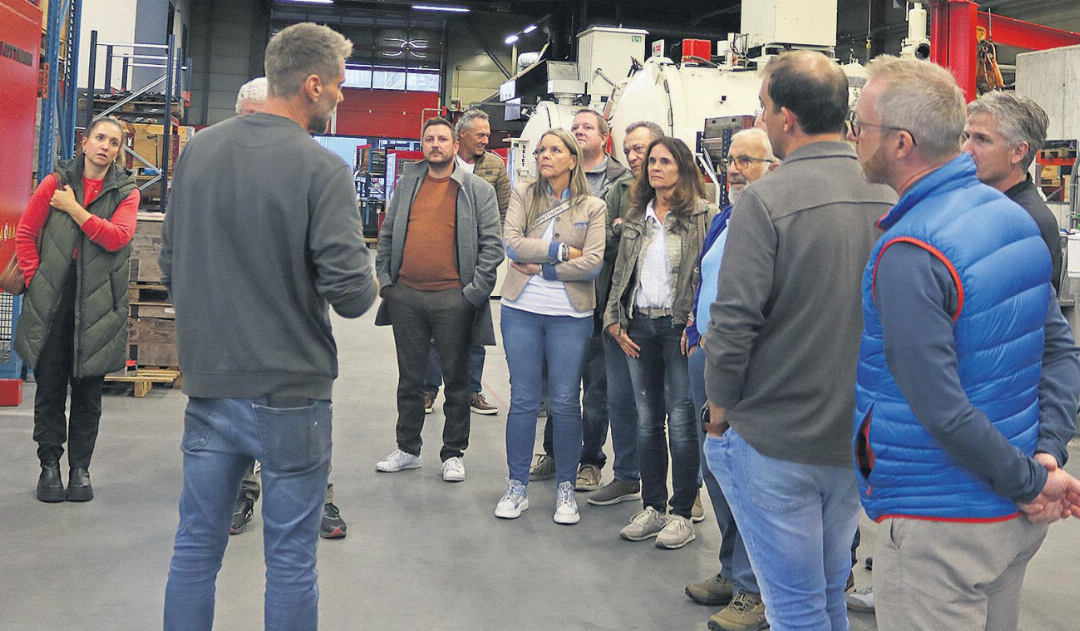 Die Gewerbetreibenden hörten interessiert zu – hier bei der Führung durch die Härterei Niggli. Die Gewerbetreibenden hörten interessiert zu – hier bei der Führung durch die Härterei Niggli.