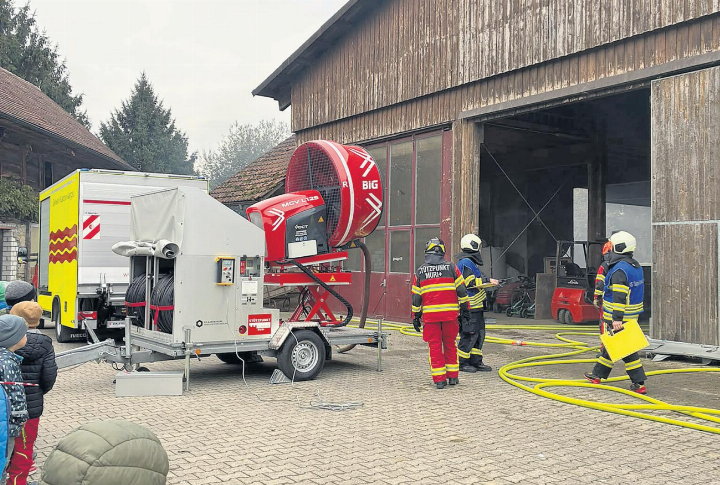 Auf dem Hof wurde ein Scheunenbrand simuliert. Foto: zVg